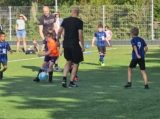 Laatste training S.K.N.W.K. JO8-1 (partijtje tegen de ouders) van maandag 2 juni 2025 (92/123)